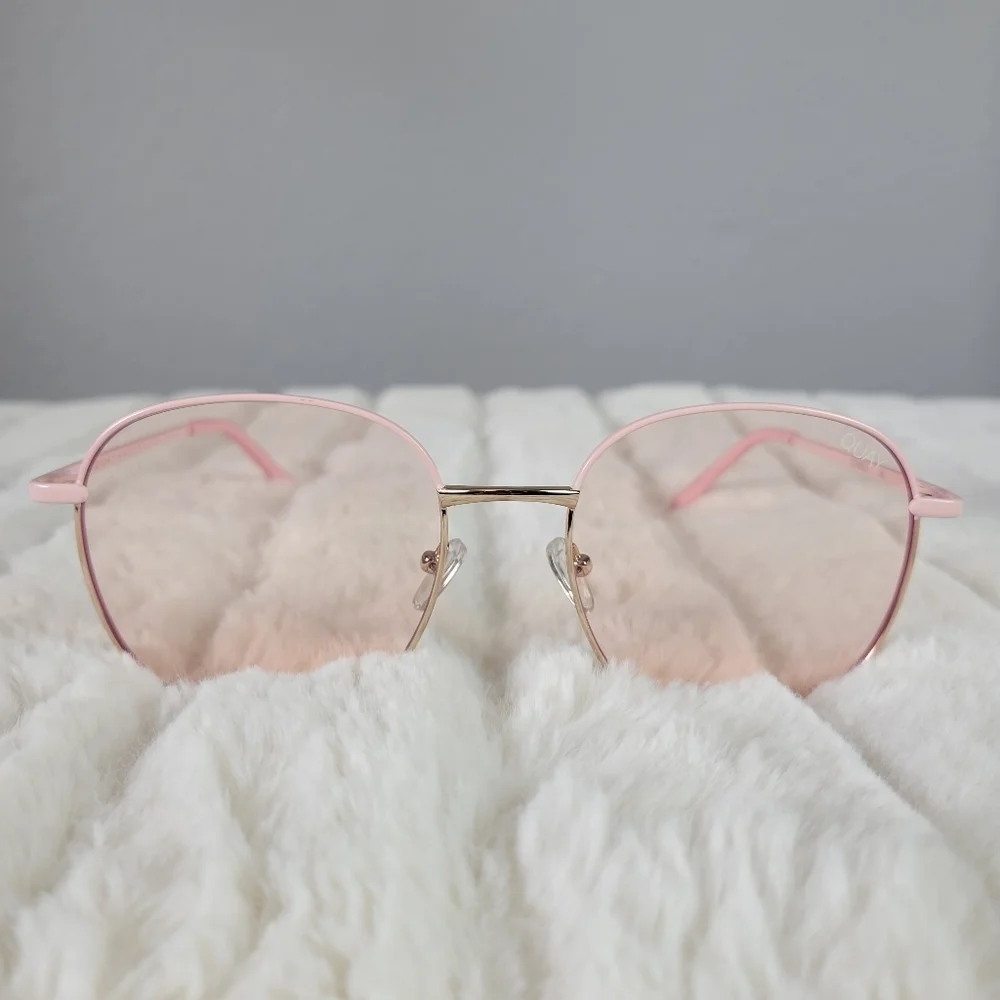 QUAY // ltd ed pink jezabel round frame blue light glasses